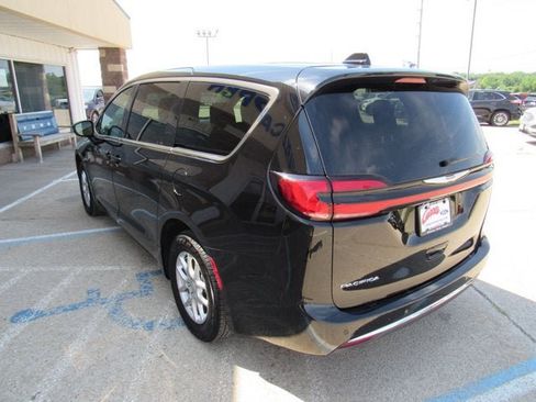 Used 2025 Chrysler Pacifica Select FWD image 7
