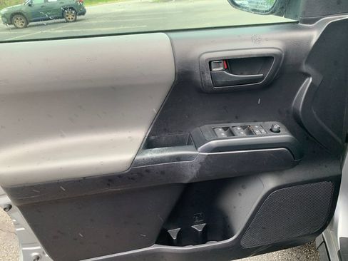 Used 2020 Toyota Tacoma SR AWD/4WD image 12