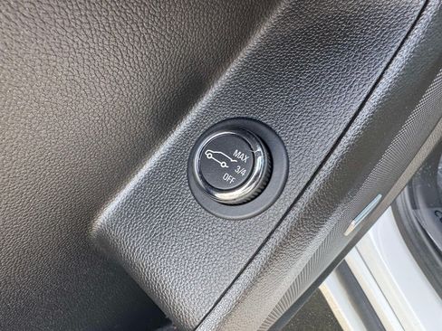 Used 2023 Chevrolet Traverse Premier FWD image 25