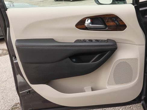 Used 2023 Chrysler Pacifica Limited image 13