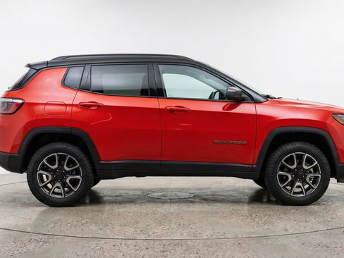 Used 2025 Jeep Compass Trailhawk image 11