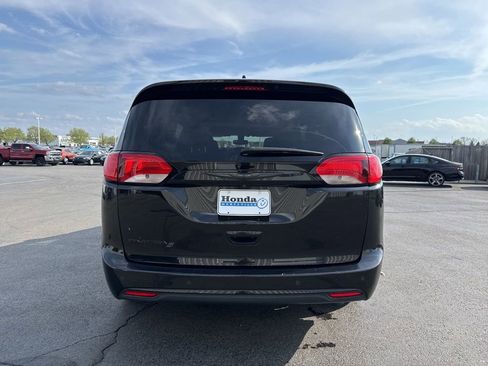 Used 2018 Chrysler Pacifica Touring Plus w/ S Appearance Package FWD image 4