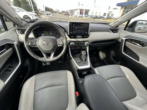 Used 2021 Toyota RAV4 XLE Premium image 2