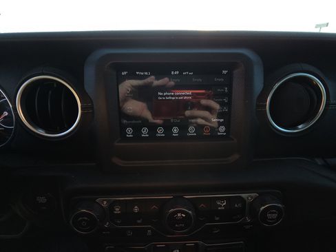 Used 2018 Jeep Wrangler Unlimited Sahara w/ Cold Weather Group image 10