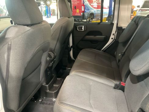 Used 2025 Jeep Wrangler Unlimited Sahara image 31