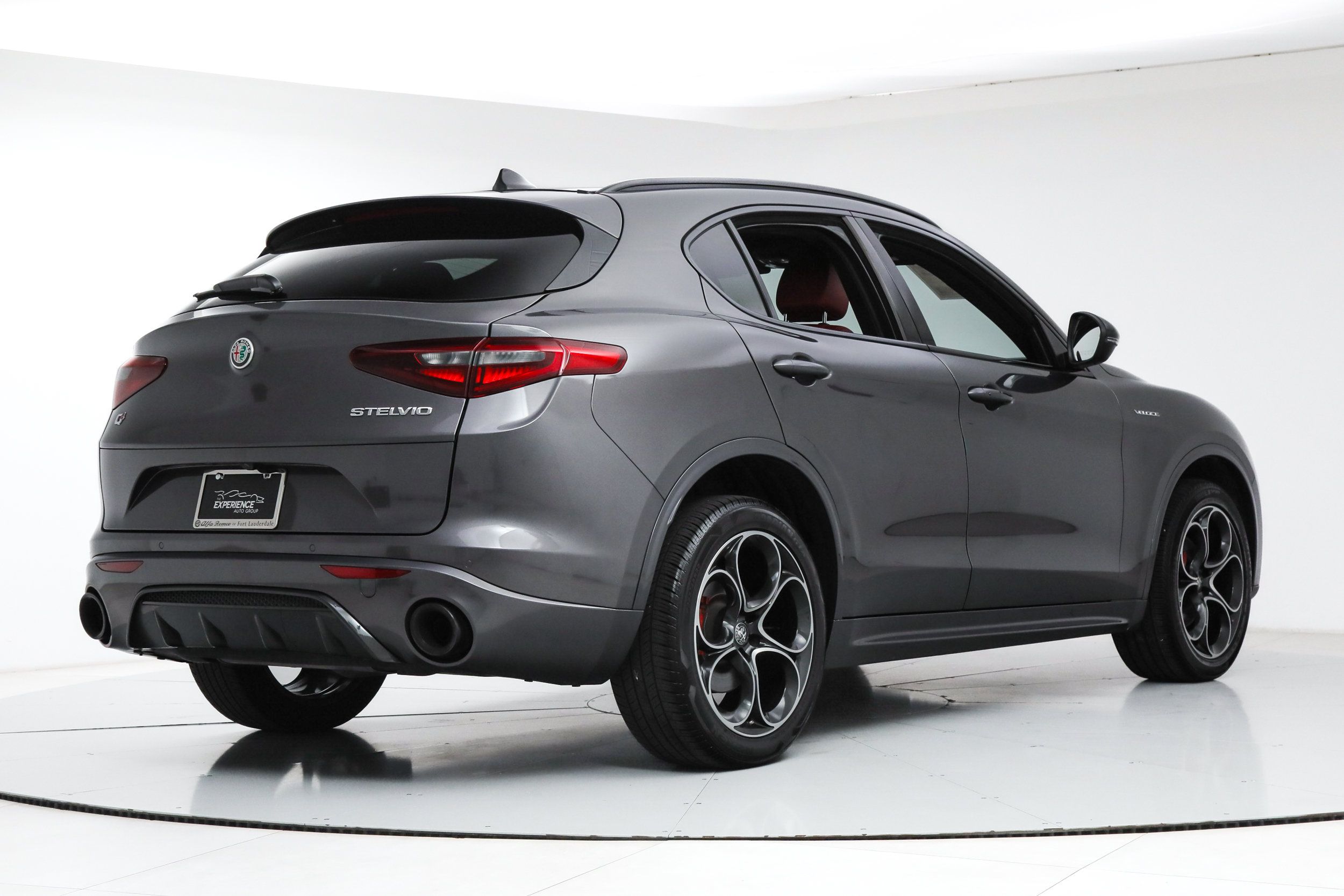 Used 2022 Alfa Romeo Stelvio Veloce AWD/4WD image 5