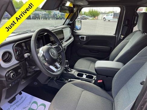 Used 2025 Jeep Wrangler Unlimited Sahara AWD/4WD image 2