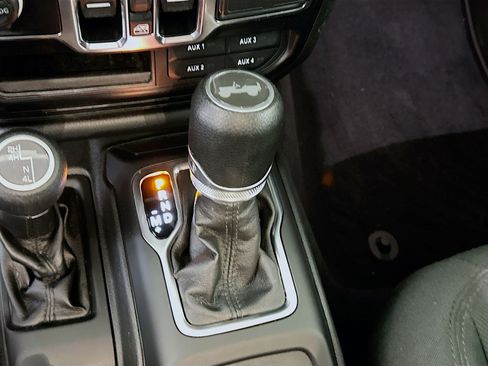 Used 2022 Jeep Wrangler Sport S image 23