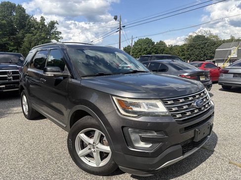 Used 2017 Ford Explorer XLT w/ Equipment Group 202A AWD/4WD image 4