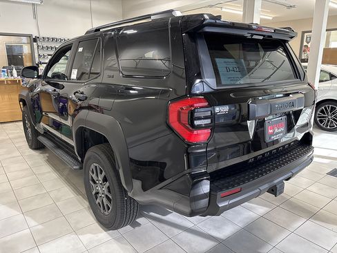 New 2026 Toyota 4Runner SR5 AWD/4WD image 2