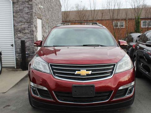 Used 2017 Chevrolet Traverse LT image 2