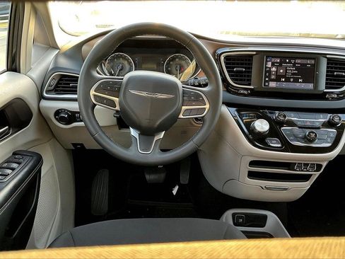 Used 2023 Chrysler Voyager LX image 14