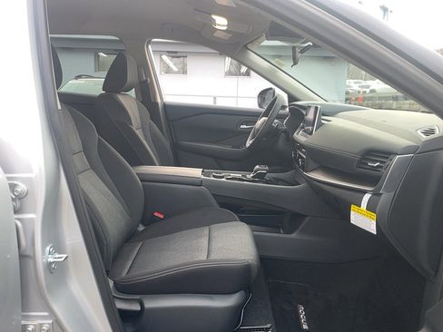 Used 2025 Nissan Rogue SV image 17