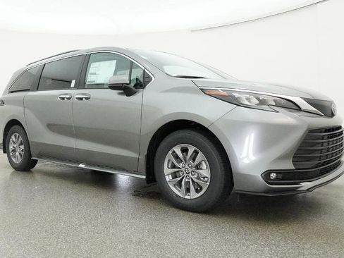 New 2026 Toyota Sienna XLE FWD image 32