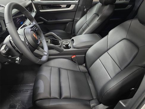 Certified 2025 Porsche Cayenne image 5
