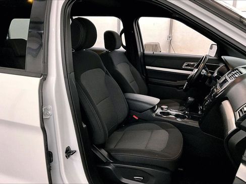 Used 2017 Ford Explorer XLT image 8