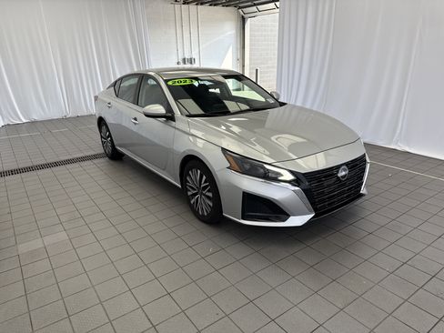 Used 2023 Nissan Altima 2.5 SV image 3