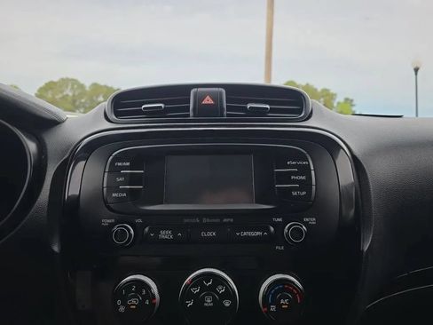 Used 2015 Kia Soul ! FWD image 26