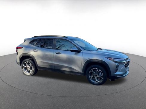 Used 2025 Chevrolet Trax LT w/ LT Convenience Package image 2