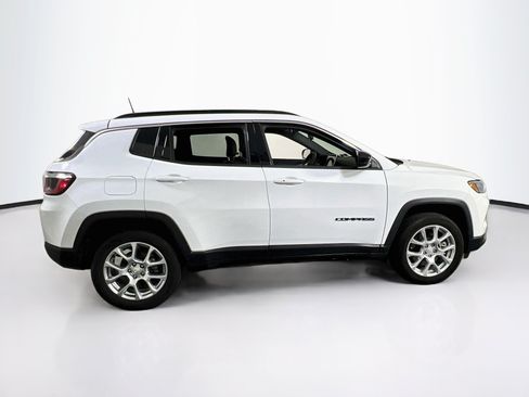 Used 2024 Jeep Compass Latitude AWD/4WD image 4