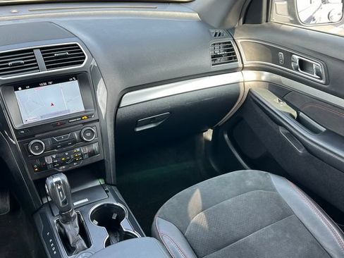Used 2018 Ford Explorer XLT w/ Equipment Group 202A AWD/4WD image 33