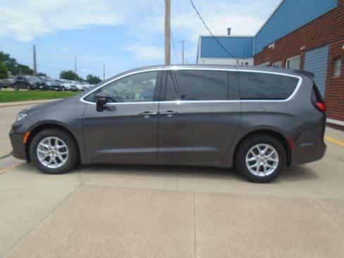 Used 2023 Chrysler Pacifica Touring-L FWD image 2