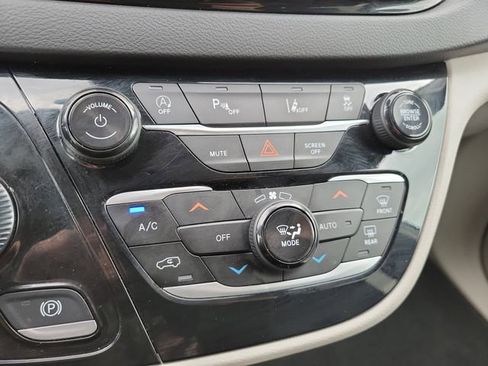 Used 2024 Chrysler Pacifica Touring-L FWD image 22