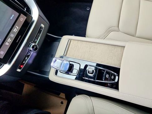 New 2026 Volvo XC90 B6 Plus w/ Protection Package Premier image 26