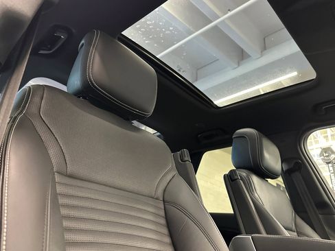 Used 2023 Land Rover Discovery S R-Dynamic image 25
