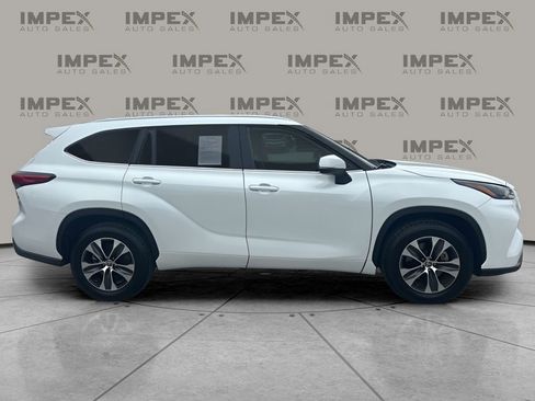 Used 2022 Toyota Highlander XLE image 6
