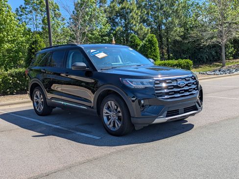 Certified 2025 Ford Explorer Active w/ Active Comfort Package AWD/4WD image 1