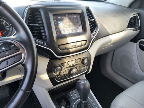 Used 2021 Jeep Cherokee Latitude Plus FWD image 20