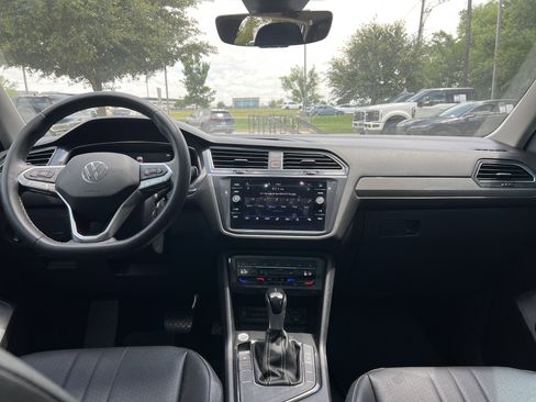 Used 2023 Volkswagen Tiguan SE w/ Panoramic Sunroof Package FWD image 26