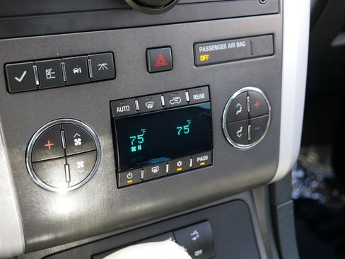 Used 2009 Chevrolet Traverse LT FWD image 22