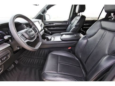 Used 2024 Jeep Wagoneer L Series II image 6