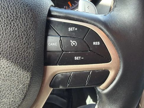 Used 2017 Jeep Grand Cherokee Laredo w/ Quick Order Package 23E AWD/4WD image 11