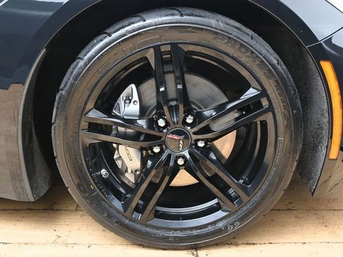 Used 2017 Chevrolet Corvette Stingray Coupe w/ 1LT RWD image 18