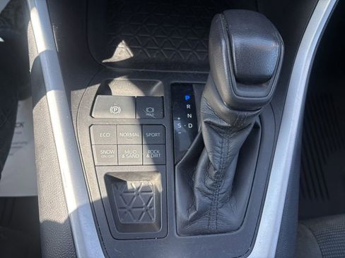 Used 2021 Toyota RAV4 LE AWD/4WD image 20