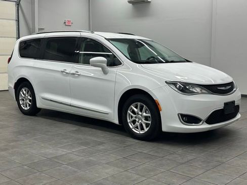 Used 2020 Chrysler Pacifica Touring-L FWD image 1