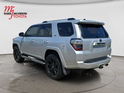 Used 2022 Toyota 4Runner SR5 AWD/4WD image 12
