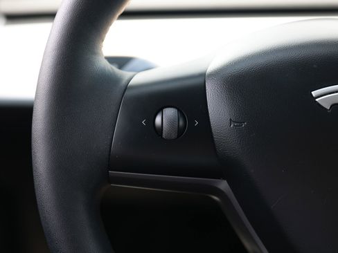 Used 2021 Tesla Model Y Long Range AWD/4WD image 30
