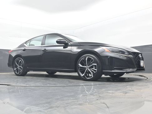 Used 2024 Nissan Altima 2.5 SR FWD image 21