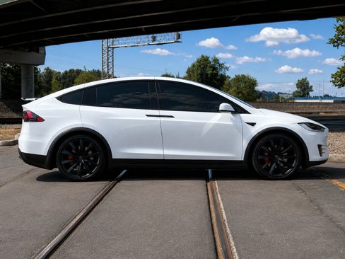 Used 2018 Tesla Model X 75D AWD/4WD image 2