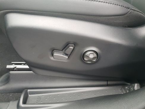 New 2026 Chrysler Pacifica Select image 3