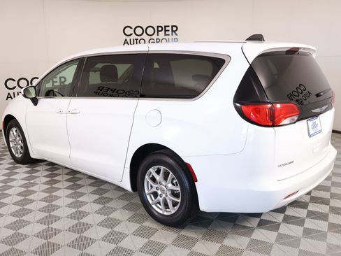 Used 2022 Chrysler Voyager LX image 22