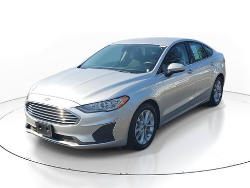 Used 2019 Ford Fusion SE FWD image 2