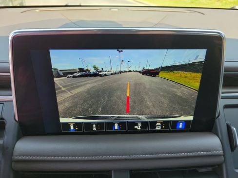 Used 2022 Chevrolet Tahoe Z71 w/ Luxury Package image 16