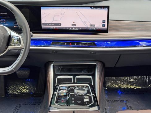 Used 2023 BMW i7 xDrive60 w/ Executive Package 2 AWD/4WD image 25