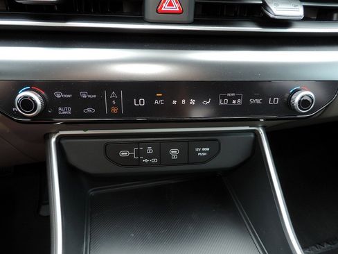 New 2026 Kia Carnival FWD image 18
