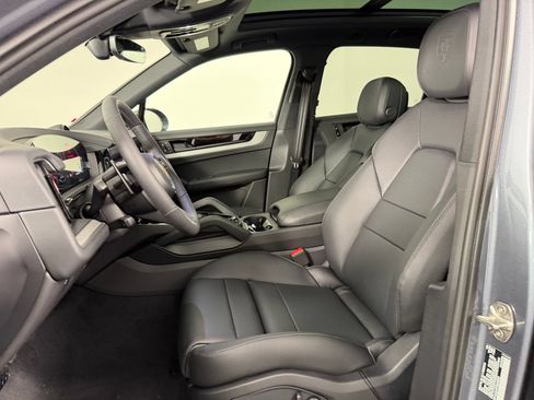 Certified 2026 Porsche Cayenne AWD/4WD image 5
